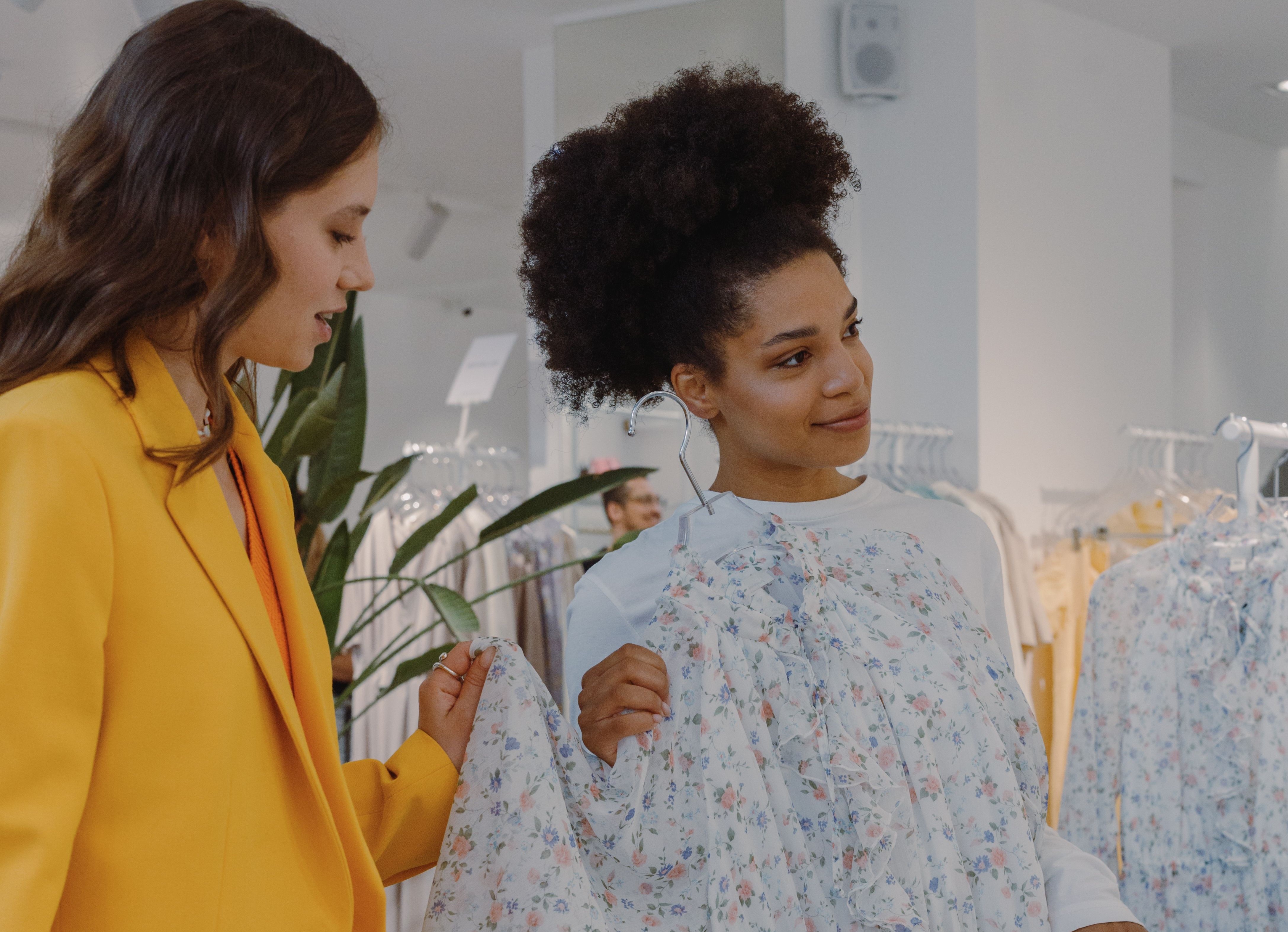 Dos mujeres mirando ropa en una tienda de ropa
